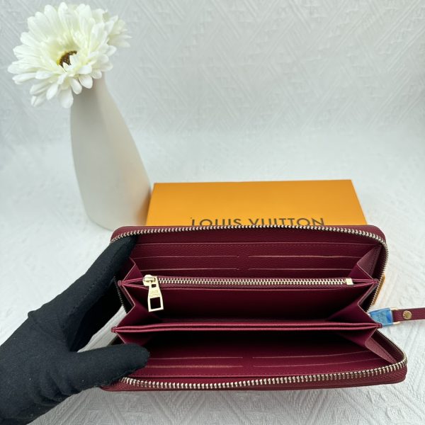 Louis Vuitton Ví Brazza được làm bằng Monogram này tỏa ra sự nam tính không thể chối cãi