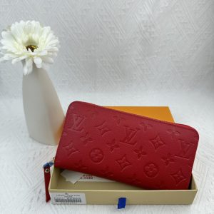 Louis Vuitton Ví Brazza được làm bằng Monogram này tỏa ra sự nam tính không thể chối cãi