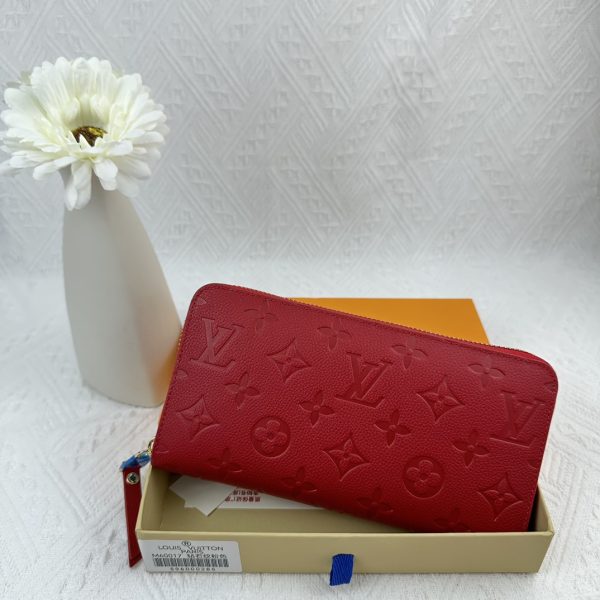 Louis Vuitton Ví Brazza được làm bằng Monogram này tỏa ra sự nam tính không thể chối cãi