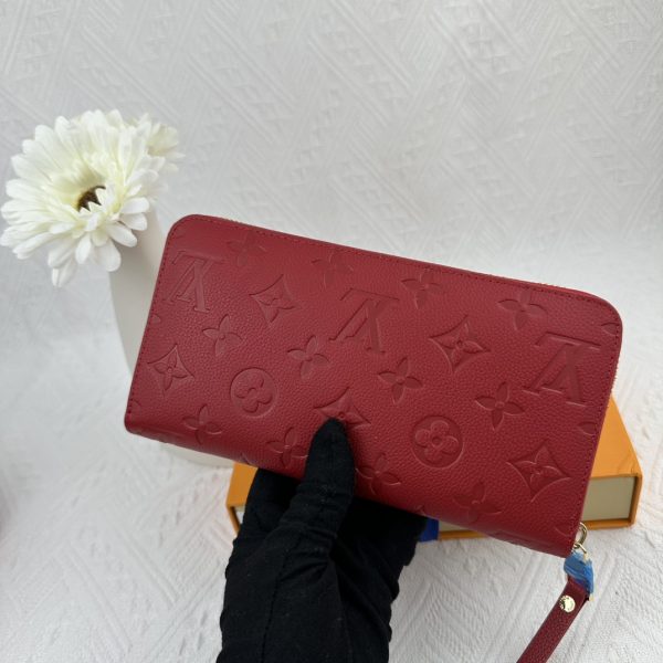 Louis Vuitton Ví Brazza được làm bằng Monogram này tỏa ra sự nam tính không thể chối cãi