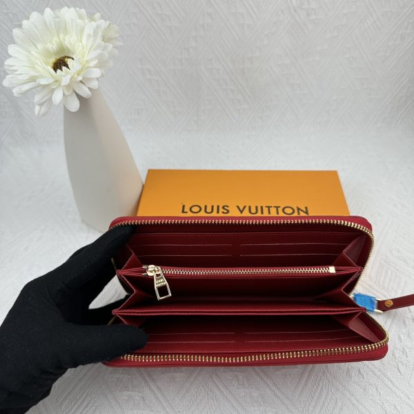 Louis Vuitton Ví Brazza được làm bằng Monogram này tỏa ra sự nam tính không thể chối cãi