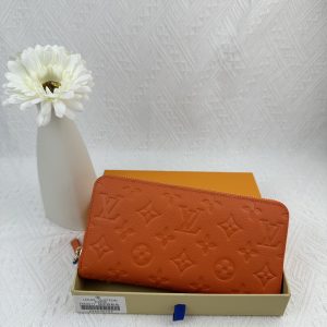Louis Vuitton Ví Brazza được làm bằng Monogram này tỏa ra sự nam tính không thể chối cãi