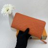 Louis Vuitton Ví Brazza được làm bằng Monogram này tỏa ra sự nam tính không thể chối cãi