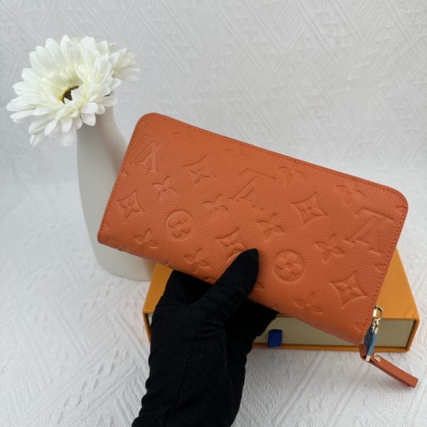 Louis Vuitton Ví Brazza được làm bằng Monogram này tỏa ra sự nam tính không thể chối cãi