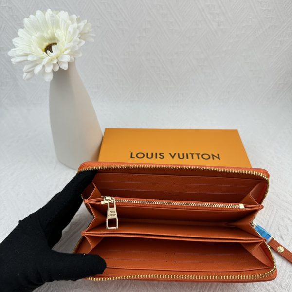 Louis Vuitton Ví Brazza được làm bằng Monogram này tỏa ra sự nam tính không thể chối cãi