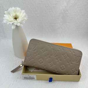 Louis Vuitton Ví Brazza được làm bằng Monogram này tỏa ra sự nam tính không thể chối cãi
