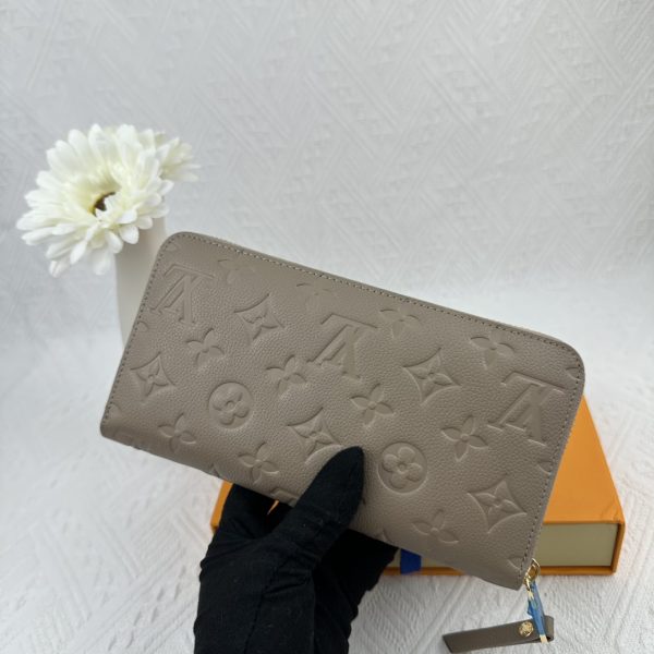 Louis Vuitton Ví Brazza được làm bằng Monogram này tỏa ra sự nam tính không thể chối cãi