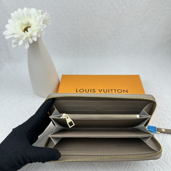Louis Vuitton Ví Brazza được làm bằng Monogram này tỏa ra sự nam tính không thể chối cãi