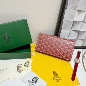 Ví Richelieu của Goya có thiết kế dài, khóa mở và đóng để đảm bảo an toàn