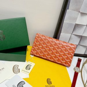 Ví Richelieu của Goya có thiết kế dài, khóa mở và đóng để đảm bảo an toàn