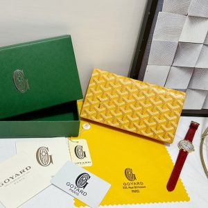 Ví Richelieu của Goya có thiết kế dài, khóa mở và đóng để đảm bảo an toàn