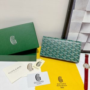 Ví Richelieu của Goya có thiết kế dài, khóa mở và đóng để đảm bảo an toàn
