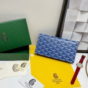 Ví Richelieu của Goya có thiết kế dài, khóa mở và đóng để đảm bảo an toàn