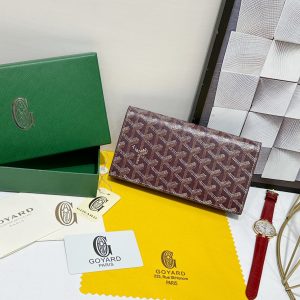 Ví Richelieu của Goya có thiết kế dài, khóa mở và đóng để đảm bảo an toàn