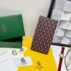 Ví Richelieu của Goya có thiết kế dài, khóa mở và đóng để đảm bảo an toàn