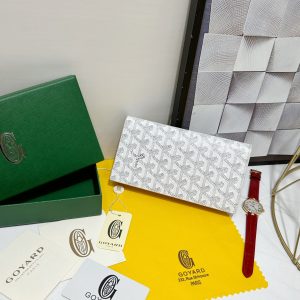 Ví Richelieu của Goya có thiết kế dài, khóa mở và đóng để đảm bảo an toàn