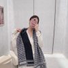 【DIOR】Chiếc khăn quàng cổ Oblique này tái diễn lại logo Dior cổ điển.