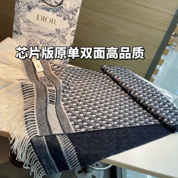 【DIOR】Chiếc khăn quàng cổ Oblique này tái diễn lại logo Dior cổ điển.