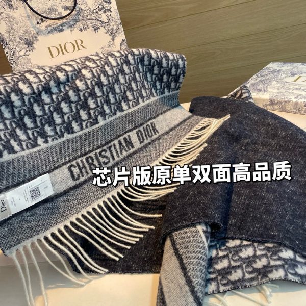 【DIOR】Chiếc khăn quàng cổ Oblique này tái diễn lại logo Dior cổ điển.