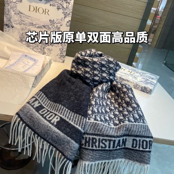 【DIOR】Chiếc khăn quàng cổ Oblique này tái diễn lại logo Dior cổ điển.