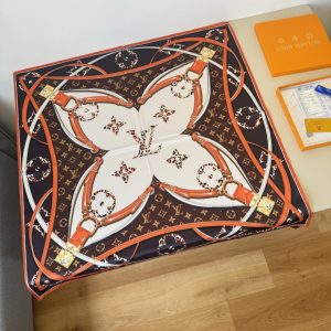 Chiếc khăn lụa mới nhất của LV - Takashi Murakami