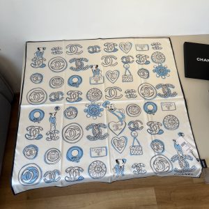 Chanel huy hiệu vuông khăn