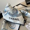 Chanel huy hiệu vuông khăn