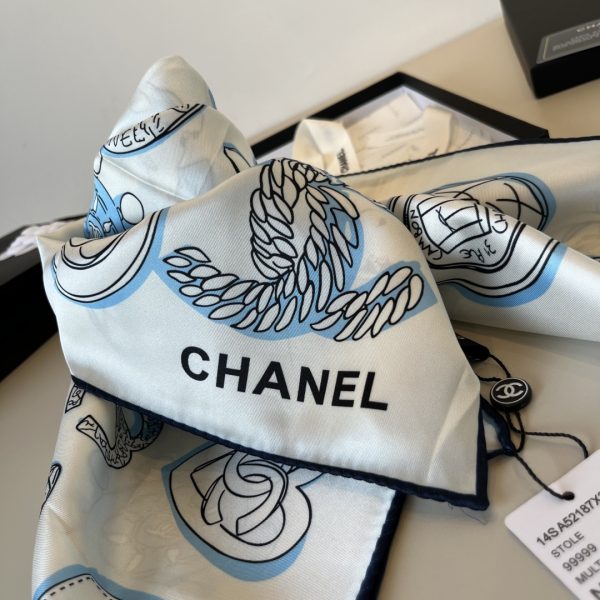 Chanel huy hiệu vuông khăn