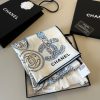 Chanel huy hiệu vuông khăn