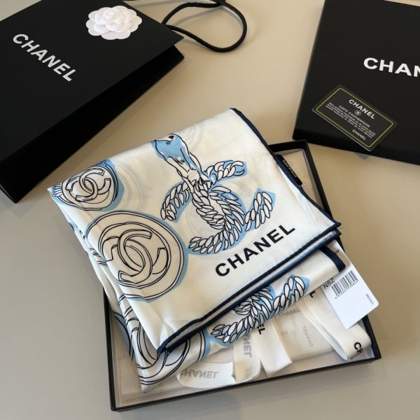 Chanel huy hiệu vuông khăn
