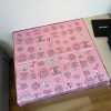 Chanel huy hiệu vuông khăn