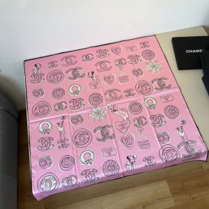 Chanel huy hiệu vuông khăn