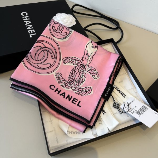 Chanel huy hiệu vuông khăn