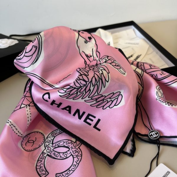 Chanel huy hiệu vuông khăn