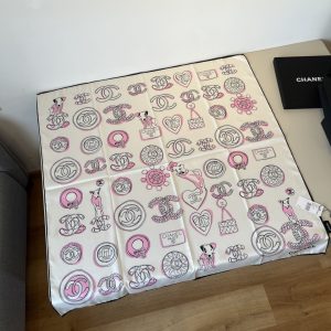 Chanel huy hiệu vuông khăn