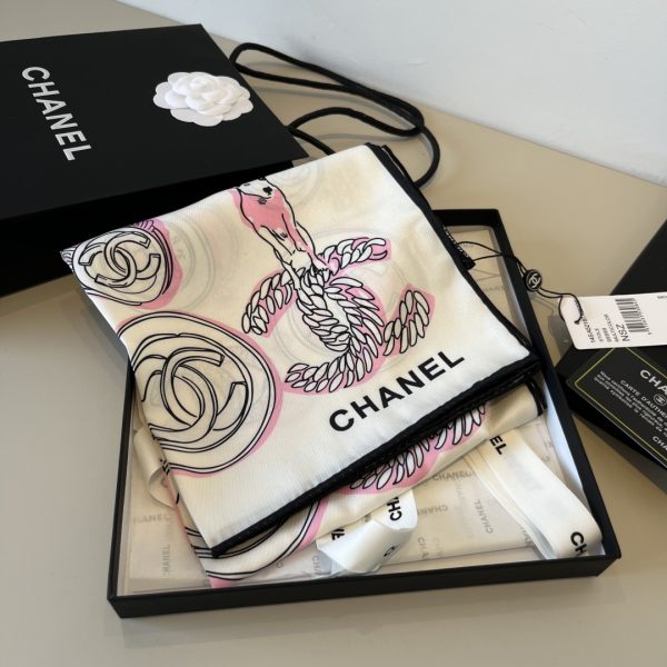 Chanel huy hiệu vuông khăn