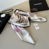 Chanel huy hiệu vuông khăn