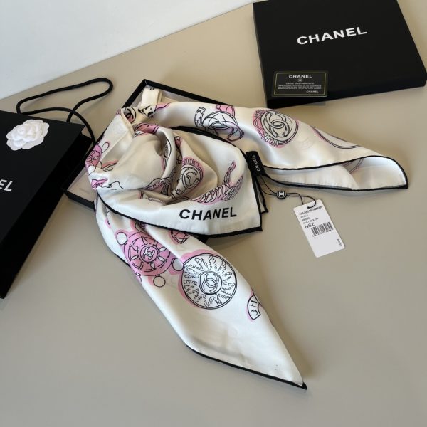 Chanel huy hiệu vuông khăn