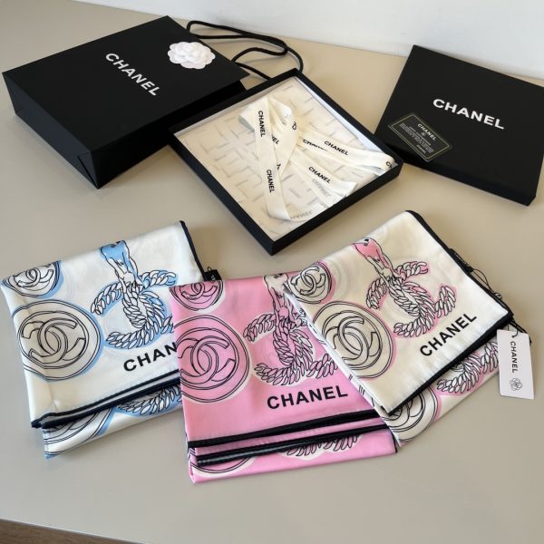 Chanel huy hiệu vuông khăn