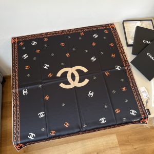 Chanel cổ điển đôi C vuông khăn