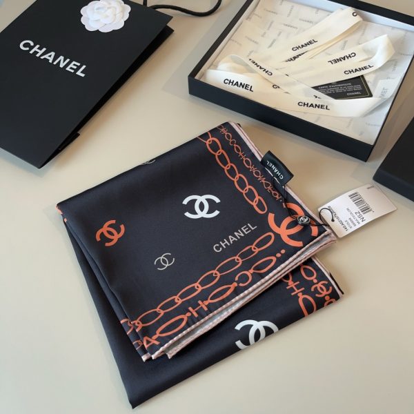 Chanel cổ điển đôi C vuông khăn