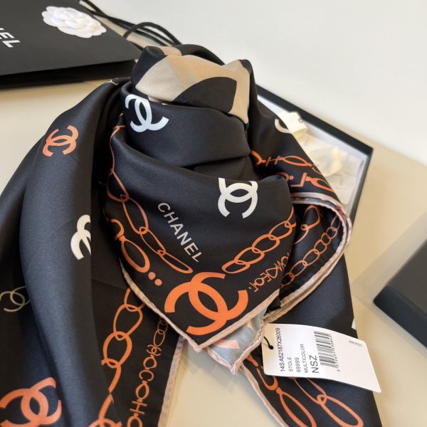 Chanel cổ điển đôi C vuông khăn