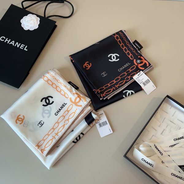 Chanel cổ điển đôi C vuông khăn