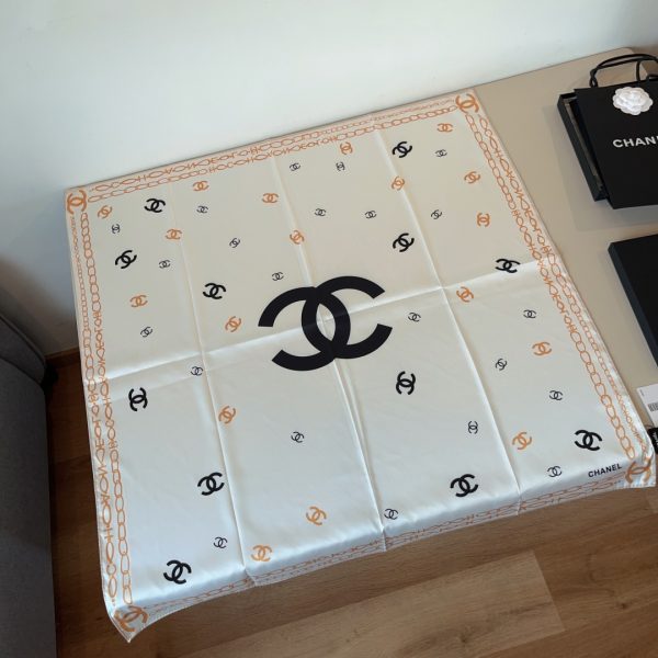 Chanel cổ điển đôi C vuông khăn