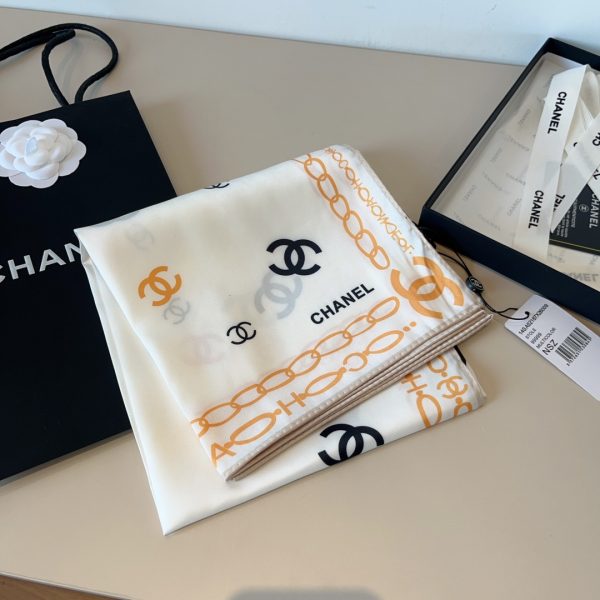 Chanel cổ điển đôi C vuông khăn