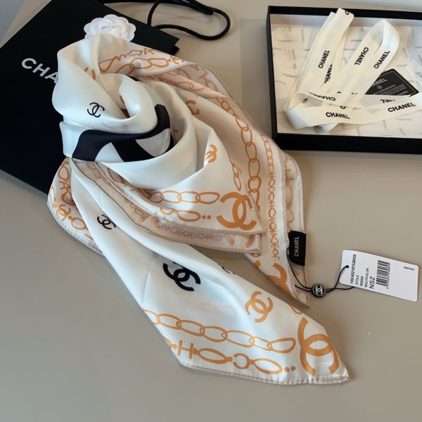 Chanel cổ điển đôi C vuông khăn