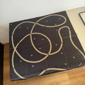 Chanel chuỗi vuông khăn