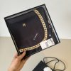 Chanel chuỗi vuông khăn