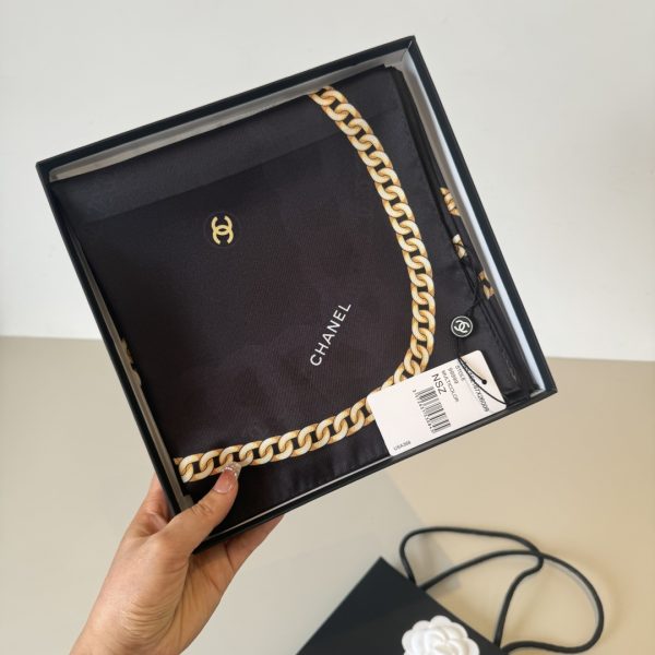 Chanel chuỗi vuông khăn