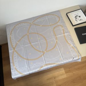 Chanel chuỗi vuông khăn